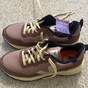 Brand new veja sneaker.